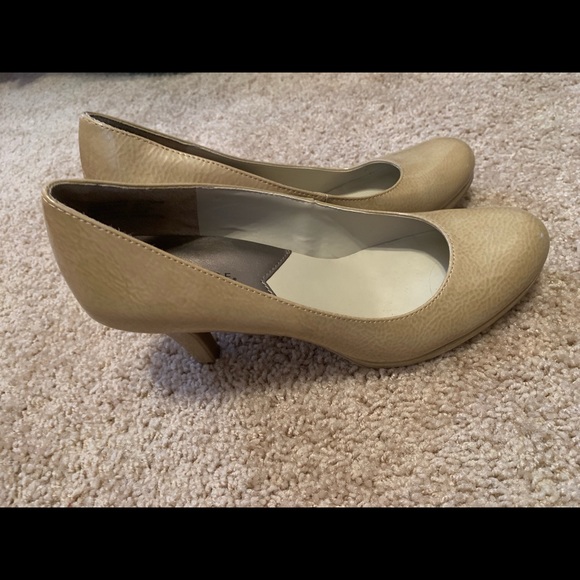 Lightly worn heels - Picture 2 of 2
